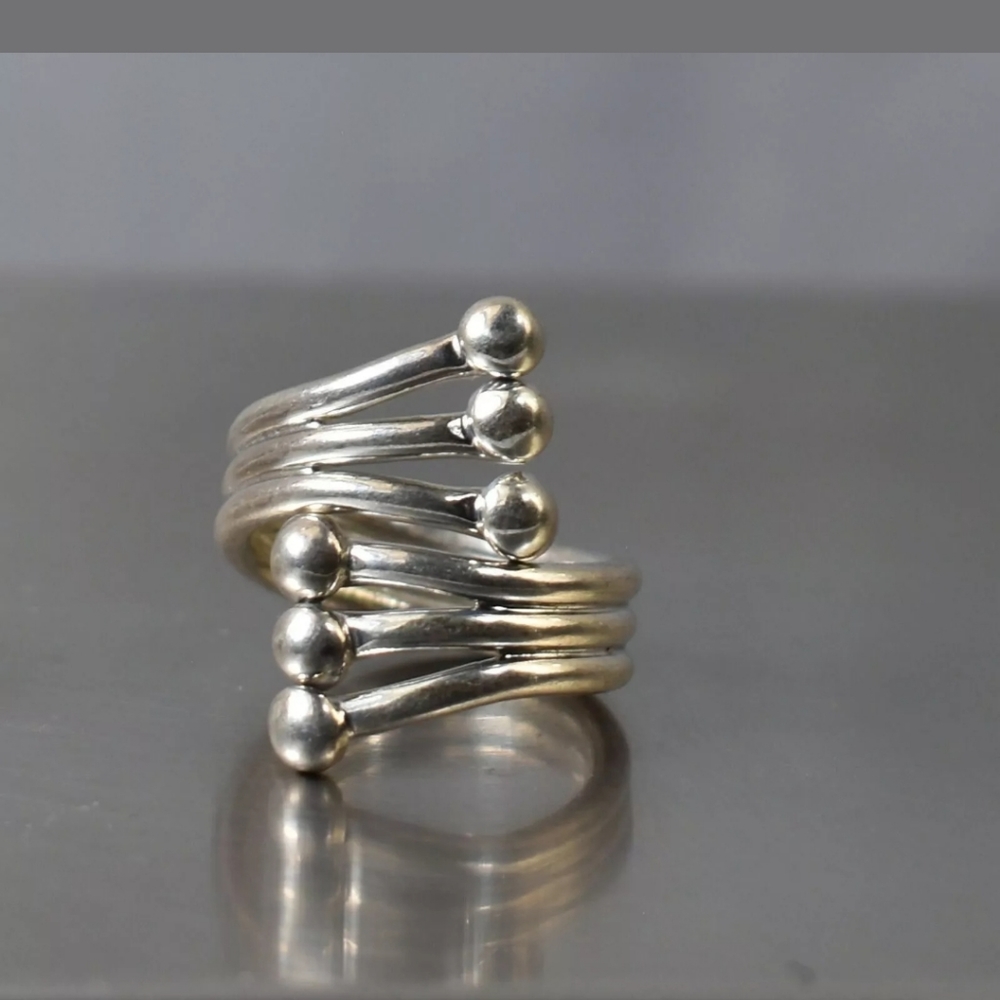💥Stunning 925 Silver ring size 6.              E6